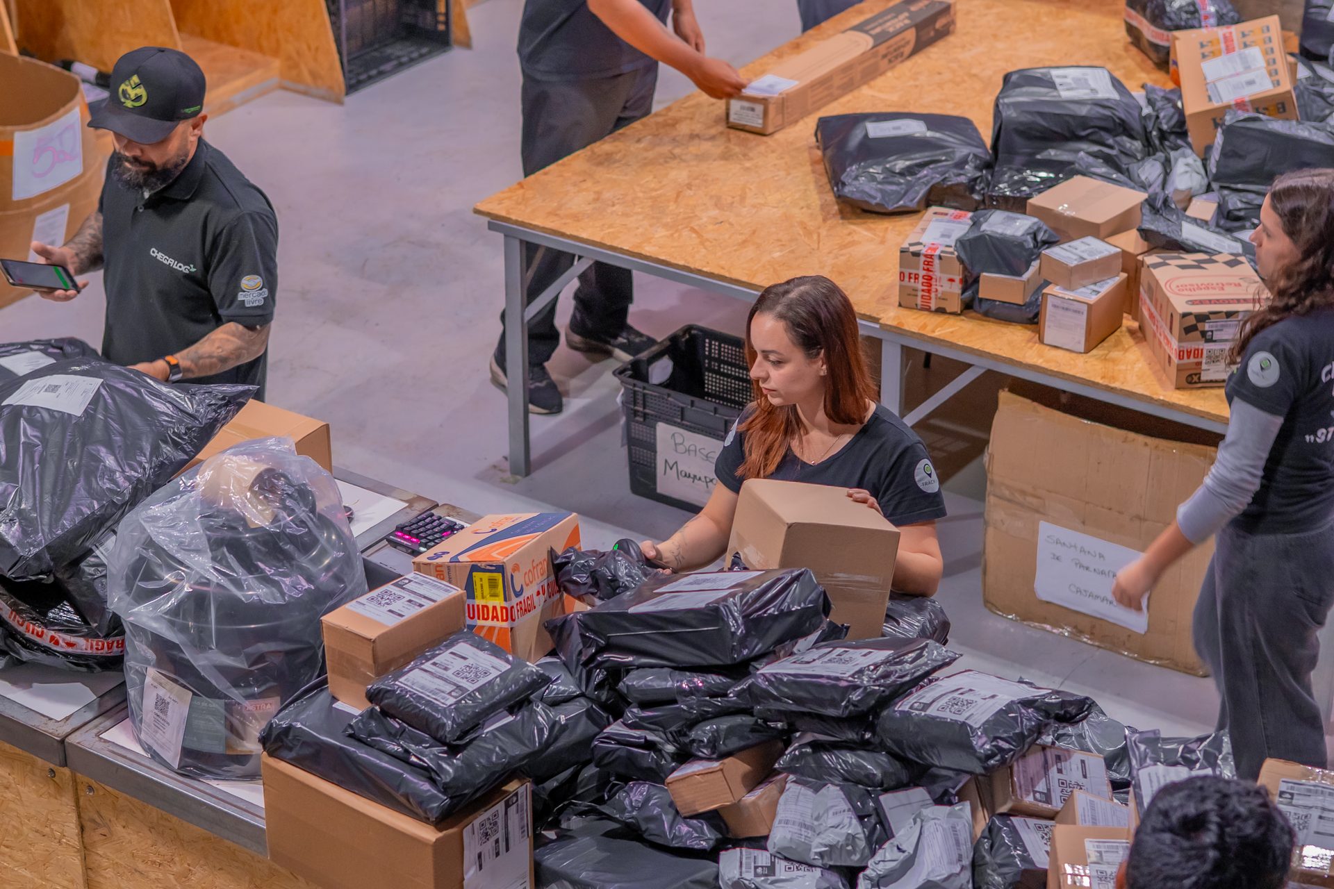 Operação da ChegaLog em dia cheio, com as bancadas tomadas de pedidos