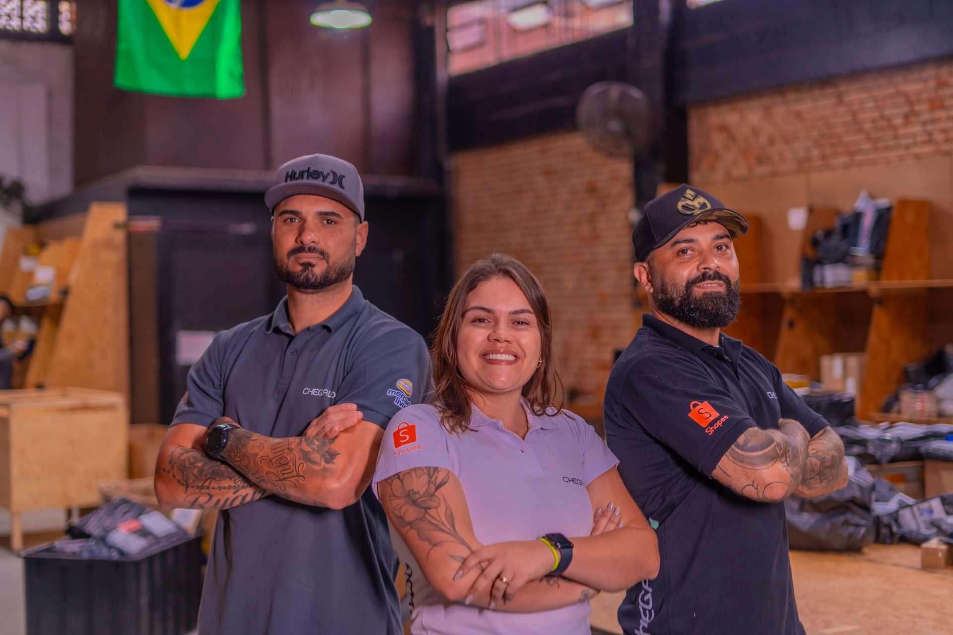 Time da ChegaLog trabalhando na separação de pedidos no galpão