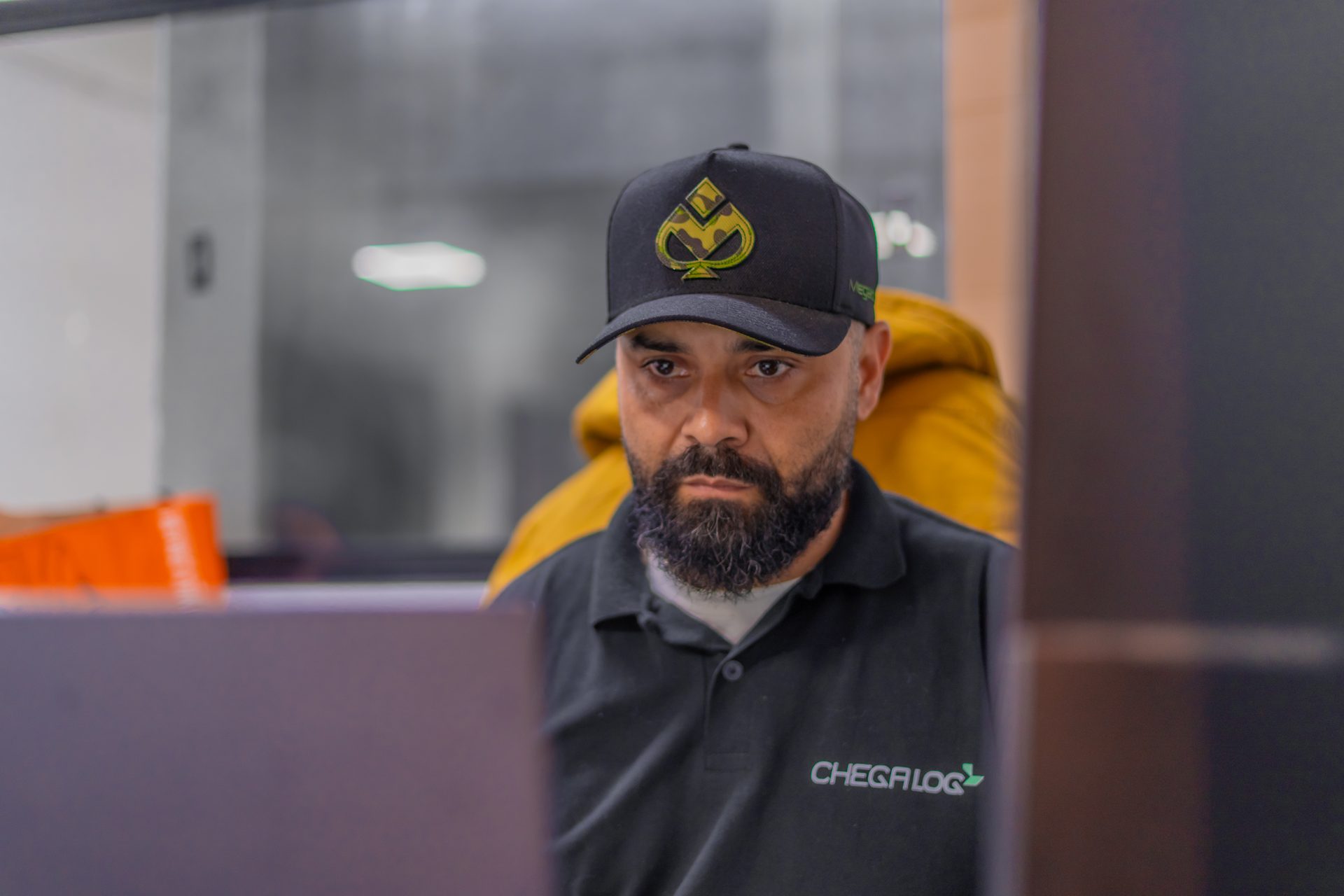 Entregador da ChegaLog registrando informações de um pacote